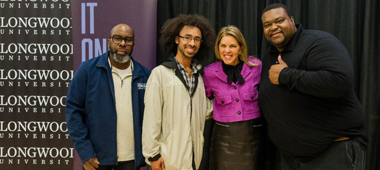 La première dame pose avec les étudiants et le personnel de Longwood