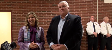 La première dame avec le sénateur Travis Hackworth