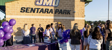 dnronline.com - Les étudiants de l'université JMU sensibilisent aux opiacés avant le match.