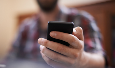 main tenant un téléphone portable