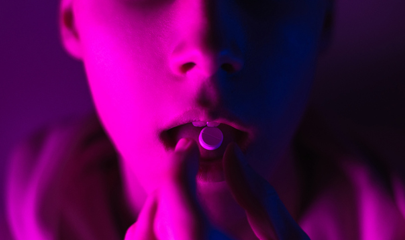 fille prenant la pilule