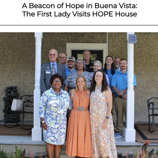 La Première Dame avec un groupe devant la HOPE House