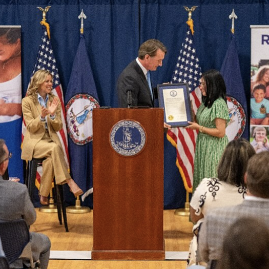 Le gouverneur à la tribune remet le prix