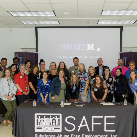 La première dame pose avec le groupe SAFE