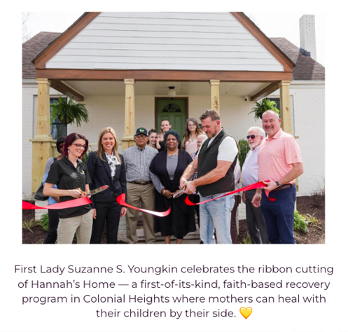 La première dame avec un groupe de personnes lors de la cérémonie d'inauguration