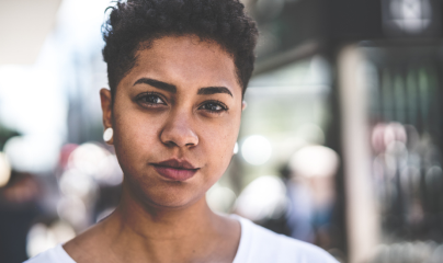 Visage d'une jeune femme avec des boucles d'oreilles blanches