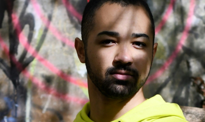 Visage d'un jeune homme en sweat à capuche jaune