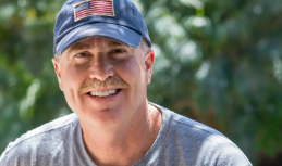 Homme d'âge moyen en chemise de mode