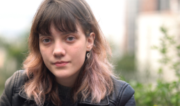 Visage d'une jeune femme aux cheveux bruns